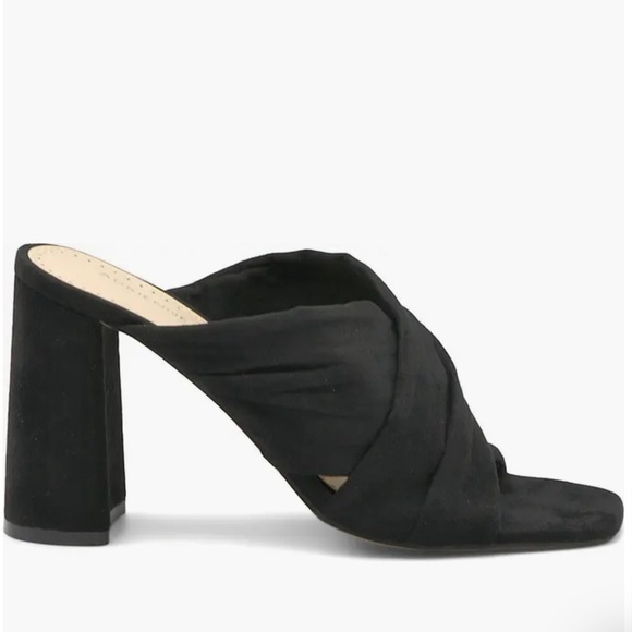 NEW Adrienne Vittadini Genie Crossover Sandal in black microsuede - Picture 2 of 15